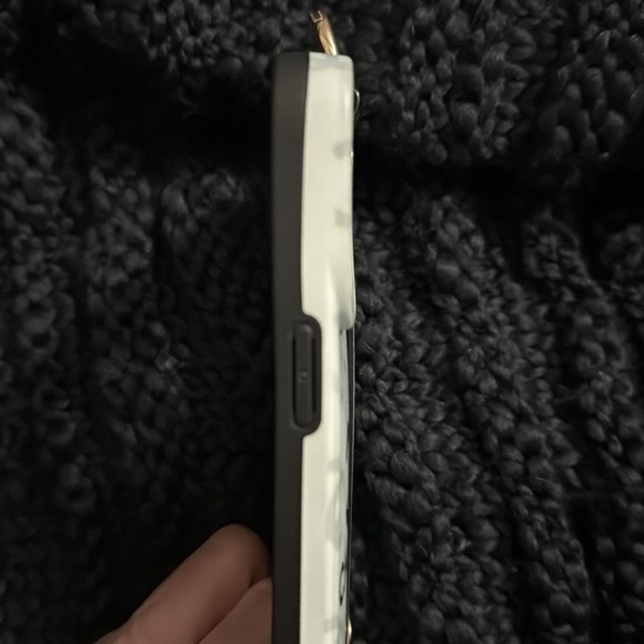 Adorable, stylish iPhone 15 pro max case w/handle - Picture 2 of 5